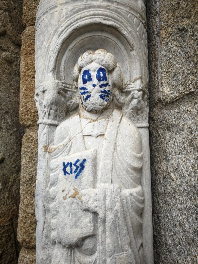 Figura da Catedral de Santiago pintada tras un acto vandálico