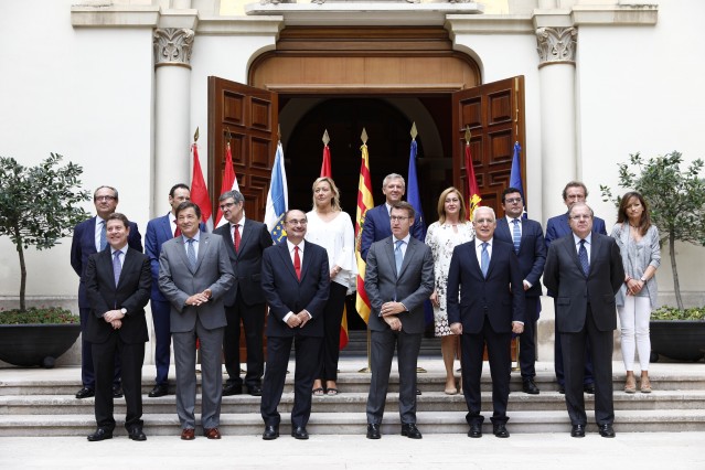 Cume dos seis presidentes autonómicos en Zaragoza.