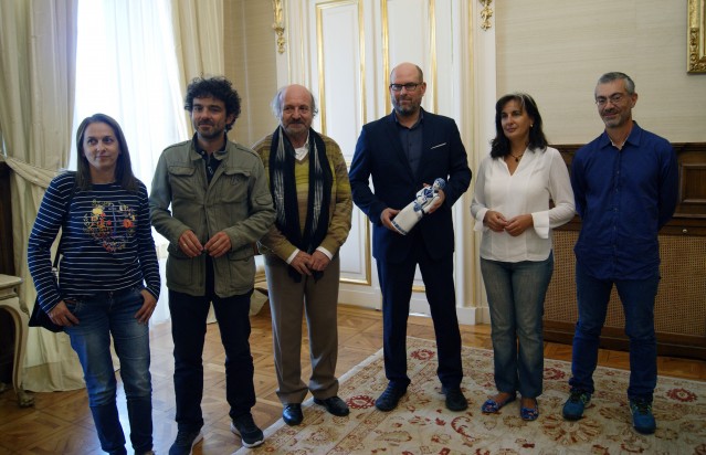 Martiño Noriega con representantes do libro galego