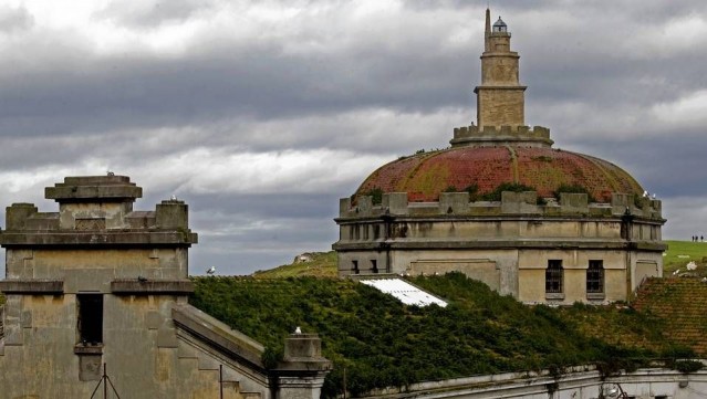 Antiga prisión provincial da Coruña, ao fondo a Torre de Hércules