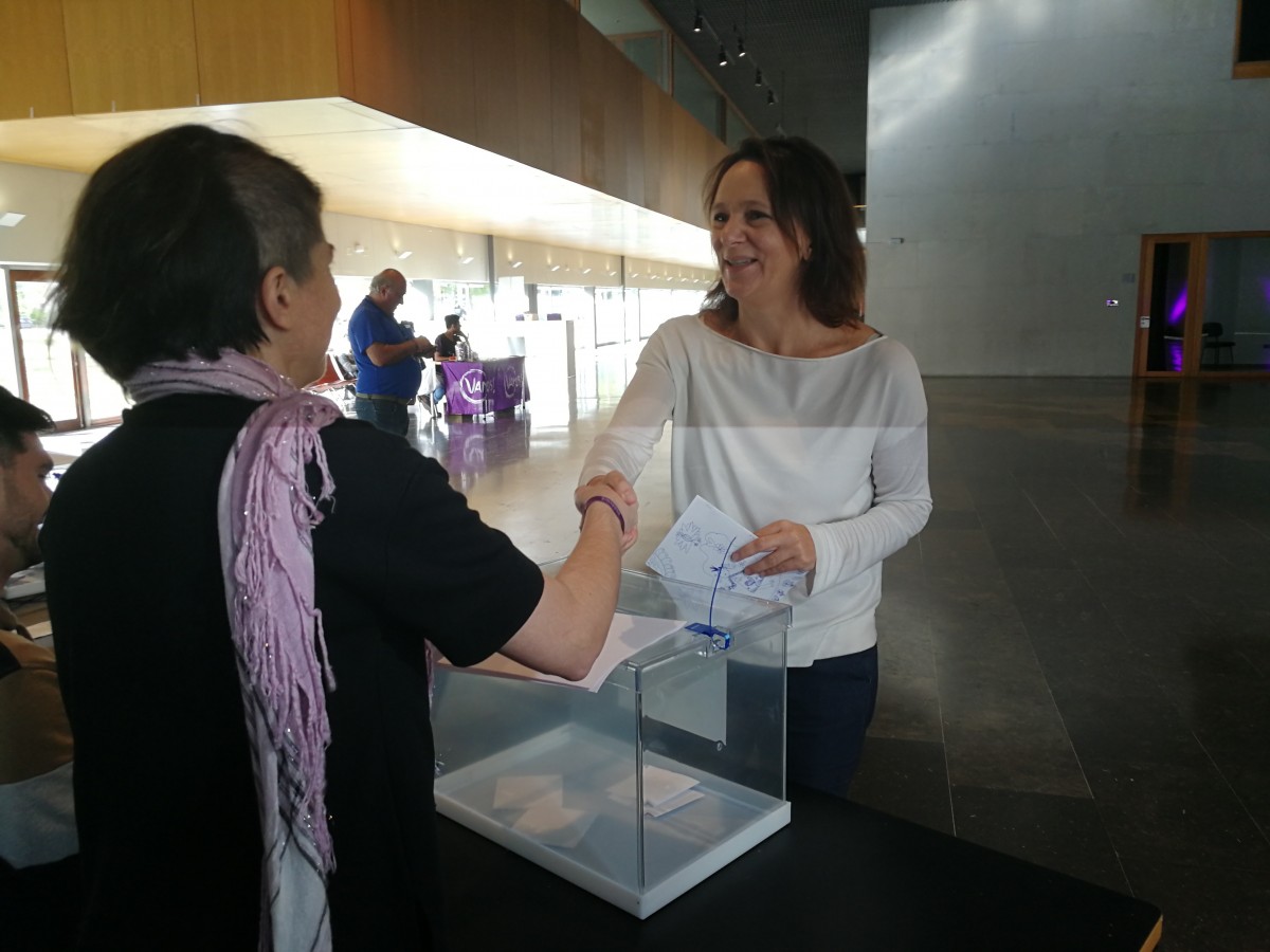 Carolina Bescansa votando nas primarias de Podemos Galicia