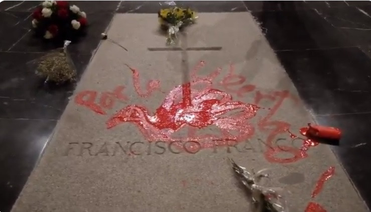 Arroxan pintura vermella sobre a tumba de Franco no Val dos Caídos