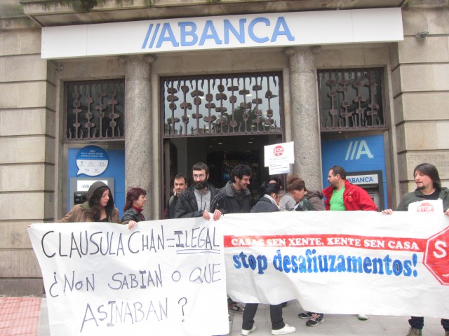 Protesta de Stop Desafiuzamentos ante Abanca contra as cláusulas adoito