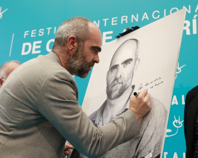 Luís Tosar, asinando no cartel de Fical co que se lle rende homenaxe.