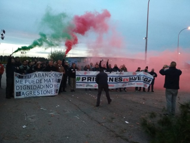 Protestas fronte ao cárcere de Teixeiro durante a segunda xornada de folga