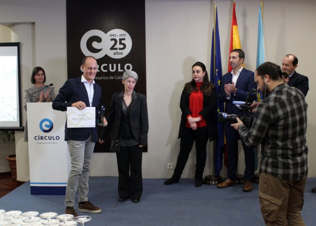 O xerente de TEN, David González, recolle o Premio Medio Ambiente de Aproeme
