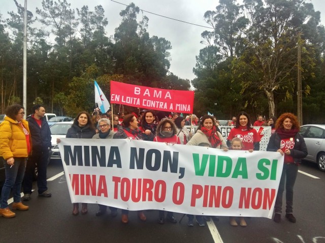 Manifestación de Marchas dá Dignidade e a plataforma contra a mina de Touro