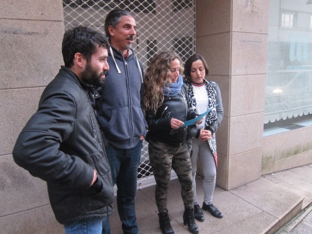 Membros do Comité Electoral atenden aos medios fóra da sede de En Marea