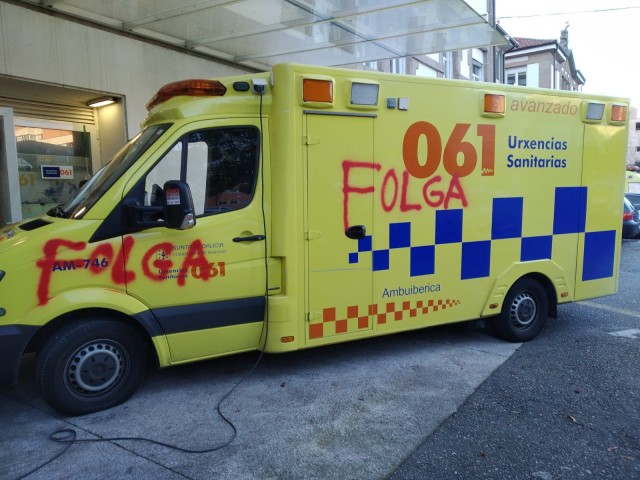Ambulancia en Galicia con pintadas durante a folga no sector.