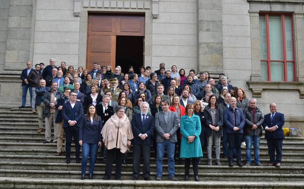 Deputados na escaleira do parlamento de galicia durante folga feminista