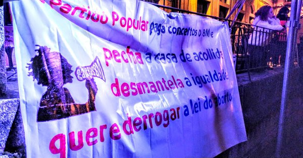 Pancarta 8M feministas ourense recortes