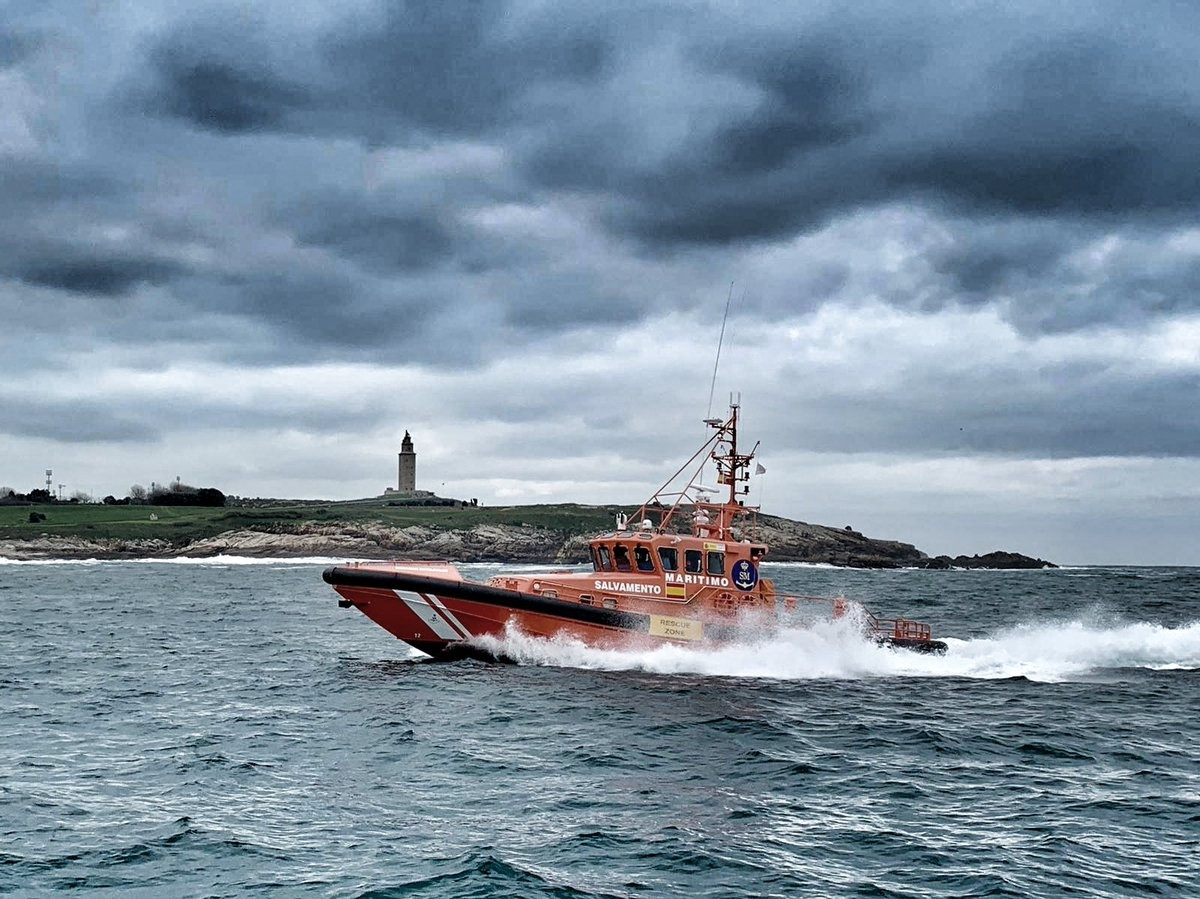 Pesca.- Remolcado ata A Coruña un pesqueiro con nove tripulantes que quedou