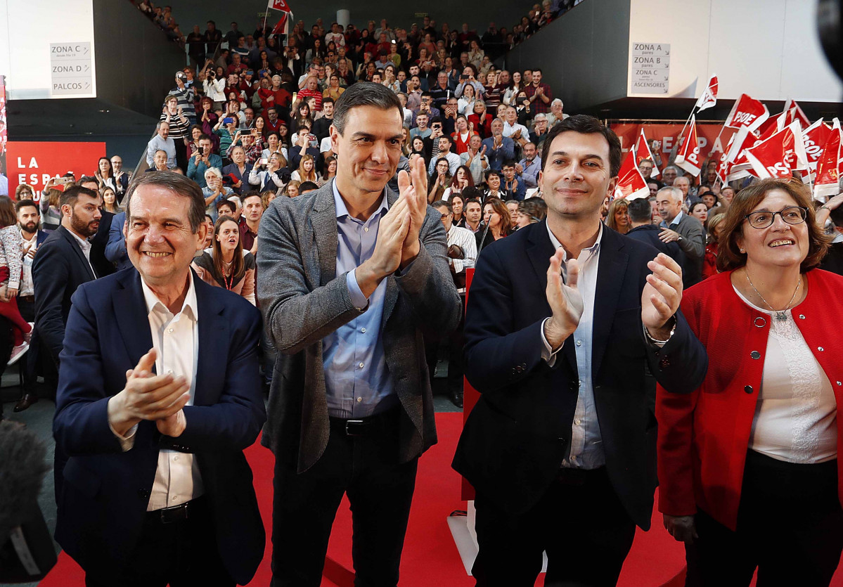 Pedro Sánchez asiste a un acto de campaña do PSOE en Vigo