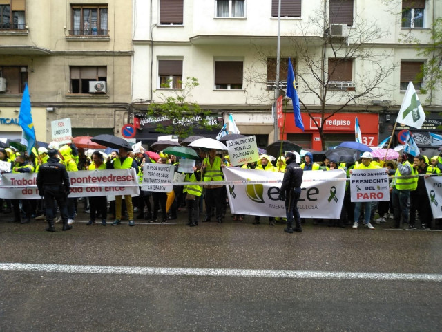 Traballadores de Ence maniféstanse ante a sede do PSOE en rexeitamento á posibilidade de peche en Pontevedra