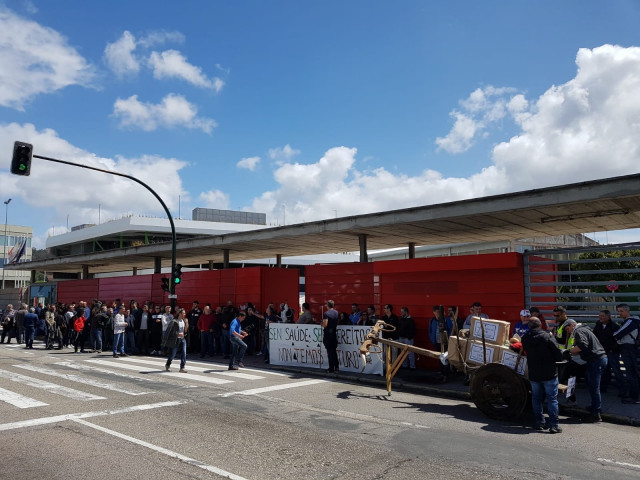 Traballadores maniféstanse ante a planta de PSA Vigo en protesta polos 
