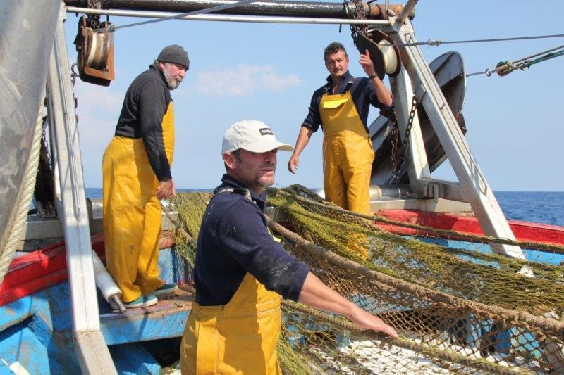 Os pescadores españois 'á caza' de redes á deriva e outros lixos mariños para reciclalas en fibras téxtiles