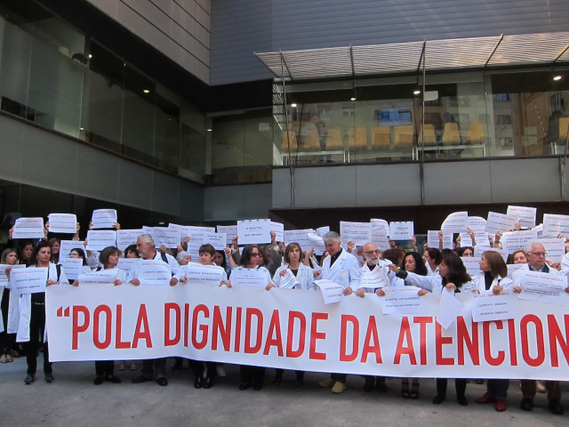 A segunda xornada da folga de médicos de AP de Vigo rexistra un seguimento do XX%, que o Sergas rebaixa ao XX%
