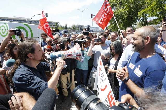 Pablo Iglesias visita aos traballadores da planta de PSA Citroën en Vigo en folga por sobrecarga de traballo