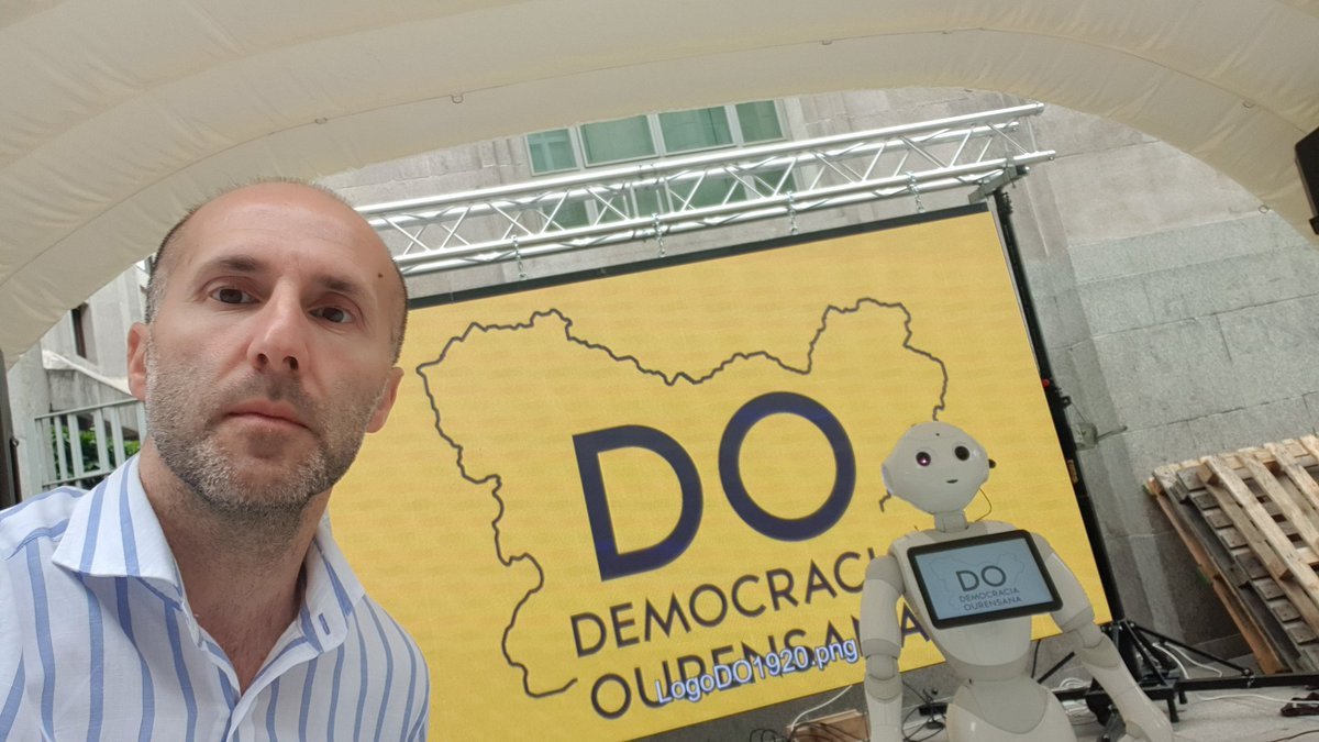 Selfie robot democracia ourense