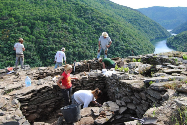 (EMBARGADA ATA O VENRES) Achan posibles restos humanos prehistóricos nunha escavación da Ribeira Sacra (Lugo)