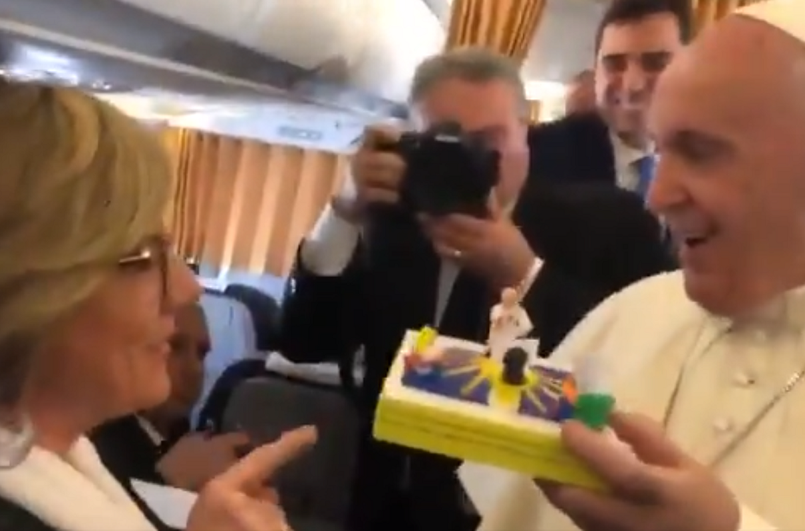 Papa eva fernandez cope avion camiño de Santiago