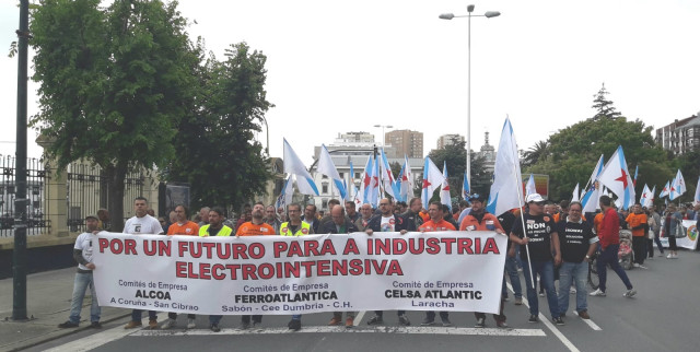 AV/AV.- Un milleiro de persoas esixe na Coruña ao Goberno que regule o prezo da enerxía para as electrointensivas