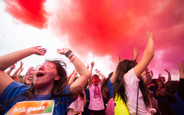 Medio milleiro de persoas participan na carreira 'Holi Gaiás' en Santiago de Compostela