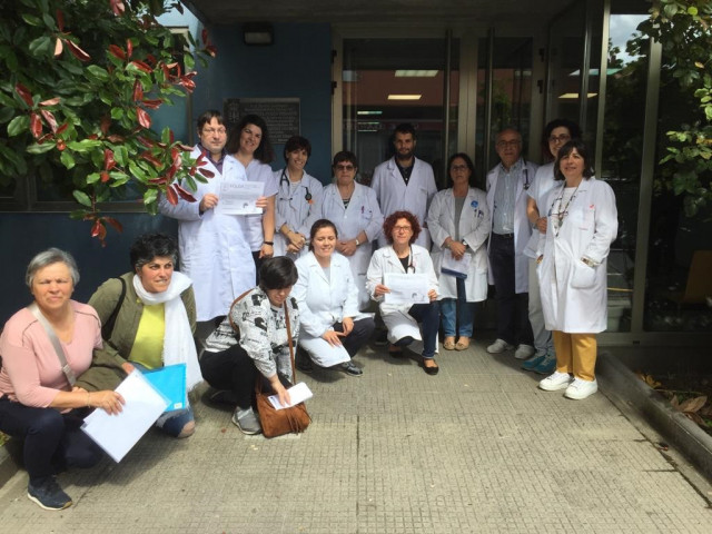 Médicos de centros de saúde da área da Coruña concéntranse para reclamar 