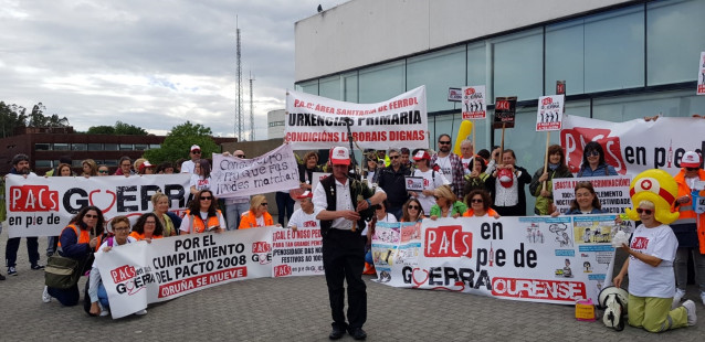 Un centenar de traballadores de PAC de Galicia concéntrase diante do Sergas para reivindicar unha reunión