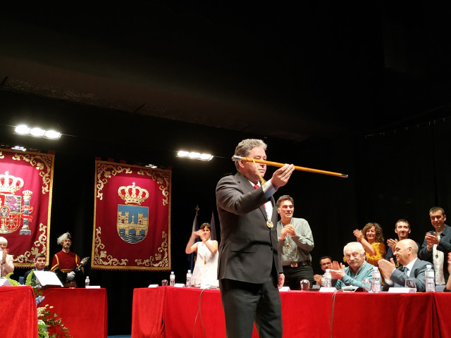 AV/AV.- Lores (BNG) investido por sexta vez alcalde de Pontevedra co apoio do PSOE