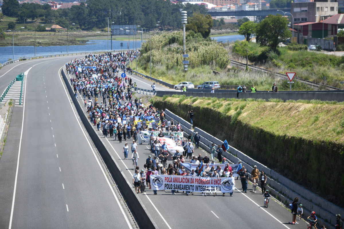 'Marcha contra Celulosas' da Asociación pola Defensa dá Ría de Pontevedra (APDR) entre as alamedas de Marín e Pontevedra (Galicia)
