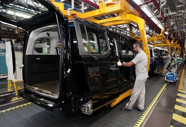 A fabricación de vehículos en España cae un 16% no mes de abril