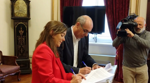 PSOE e BNG asinan un acordo de investidura, que fixa como obxectivos a condonación da débeda polo porto exterior