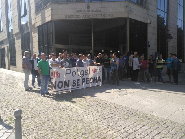 Protesta de traballadores de Poligal diante da Xunta en Ferrol.