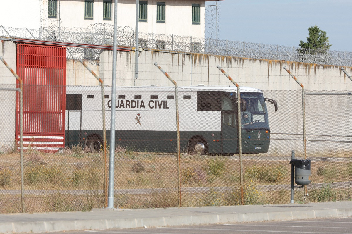 Os sete presos homes do procés abandonan nun furgón da Garda Civil o cárcere de Valdemoro en Madrid