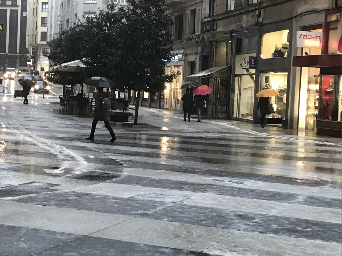 Xornada de choiva e saraiba en Santander, xente con paraugas, choiva, frío