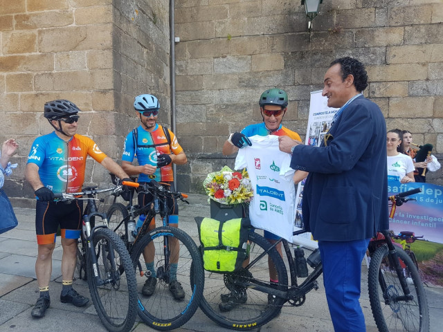 Recibimento dos participantes de #ElDesafíodePaco na Praza do Obradoiro, en Santiago de Compostela.