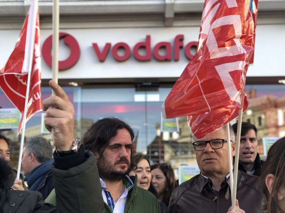 Deputados En Marea Antón Sánchez e Manuel Lago en protesta Vodafone. ARQUIVO.