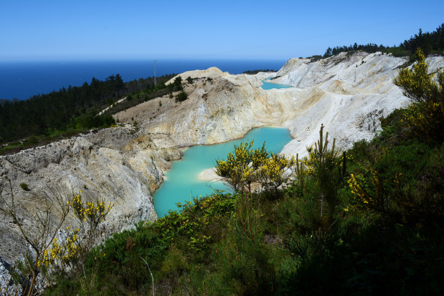 Balsas mineiras na zona de explotación de áridos en Monte Neme, entre Carballo e Malpica (A Coruña)