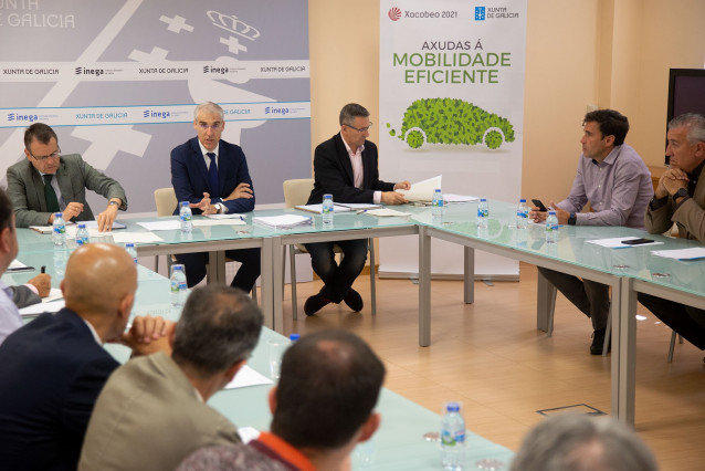 O concelleiro de Economía, Francisco Conde, durante a reunión cos representantes dos concesionarios galegos que participarán nelas axudas do plan renove.