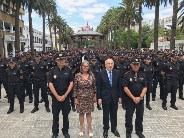 O delegado do Goberno en Galicia, Javier Losada, o xefe superior da Policía en Galicia, Manuel Vázquez, e a subdelegada do Goberno na Coruña, Pilar López-Rioboo, reciben a 154 alumnos de policía que comezan a súa formación.
