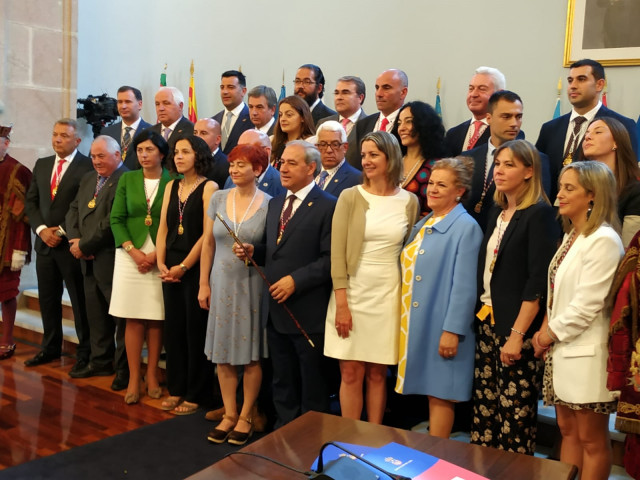 O socialista José Tomei, elixido novo presidente da Deputación de Lugo, pousa xunto aos deputados provinciais