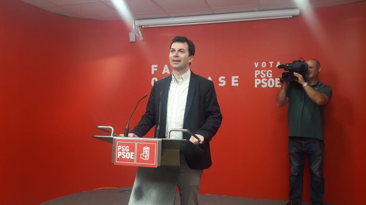 Gonzalo Caballero, secretario xeral do PSdeG, en rolda de prensa na sede do Partido Socialista en Santiago.
