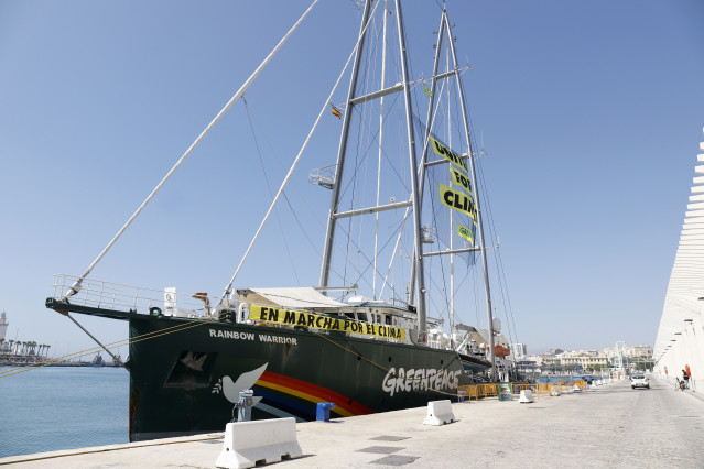O buque  Rainbow Warrior de Greenpeace en Málaga