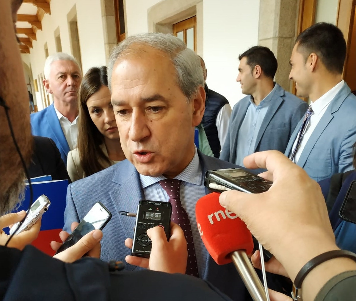 O presidente da Deputación de Lugo, José Tomei, ofrece declaracións aos medios antes do pleno de organización da corporación provincial