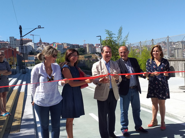 O alcalde de Vigo, Abel Caballero, e varios concelleiros inauguran un tramo da Senda Verde, que discorre pola antiga vía do tren.