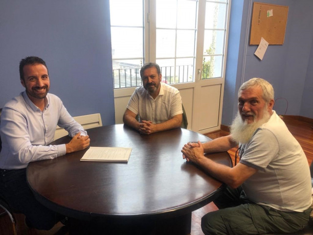 O alcalde de Mazaricos reúnese con Luís Bará e Xosé Luís Rivas, 'Mini'