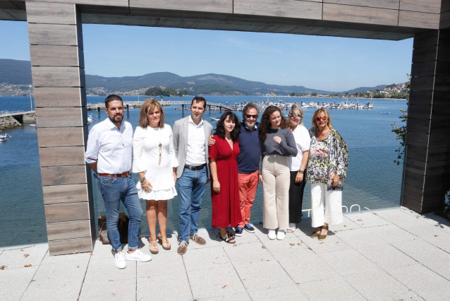 Ignacio Villar, coas actrices Graal Montes e Laura Míguez, e coa alcaldesa de Redondela, Digna Rivas; o director da Agadic, Jacobo Sutil; e a presidenta da Deputación, Carmela Silva, na presentación do inicio da rodaxe de María Solinha