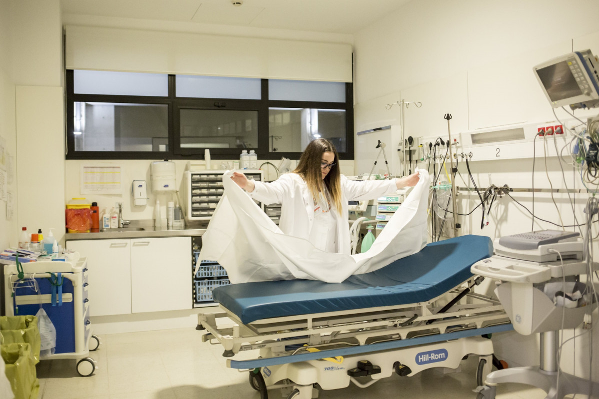 Enfermeira prepara a sala de exploración de urxencias do Hospitalet de Mollet para a próxima visita
