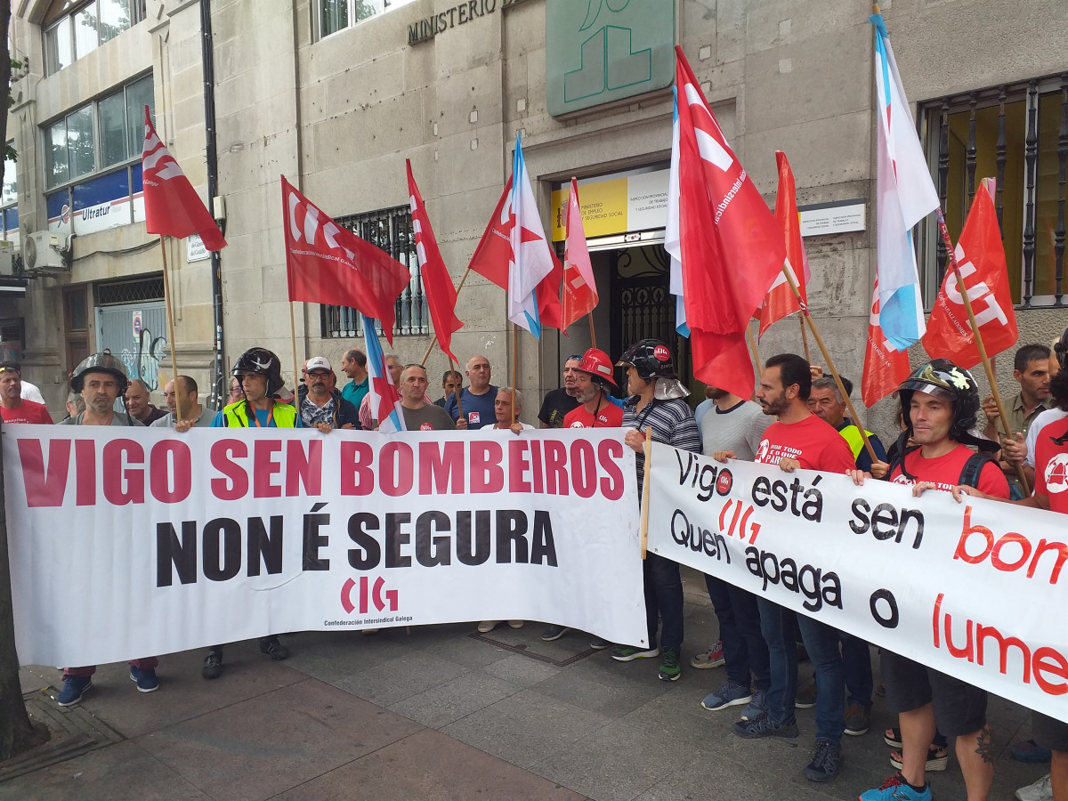 Bombeiros de Vigo protestan ante a Inspección de Traballo e reclaman máis persoal